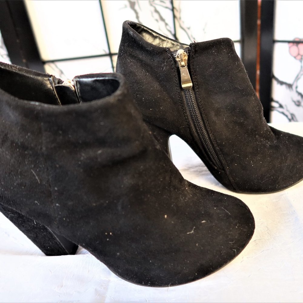 Liliana Black Suade Zip Up Booties Size 7